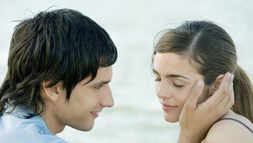 如何挽回男人的心（4个实用方法让你成为他心中永远的女人）
